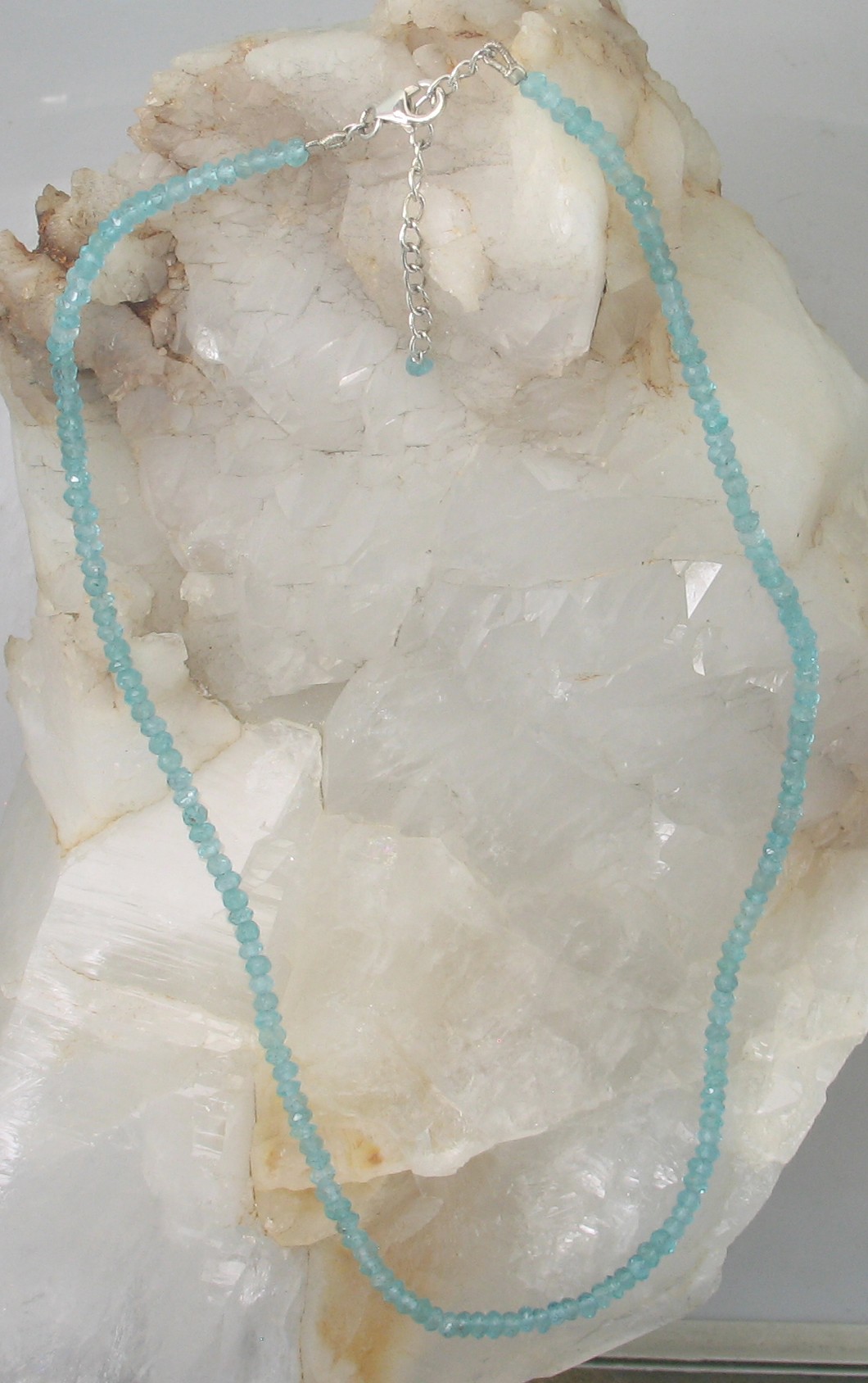 IGB N-011 AP 19"-21"  (4mm)  (Apatite)